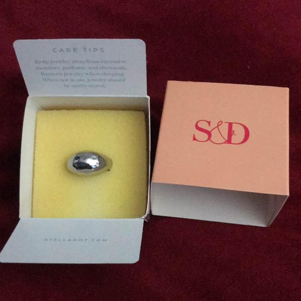 Stella & Dot Hammered Dome Ring Size 6 *NIB*
